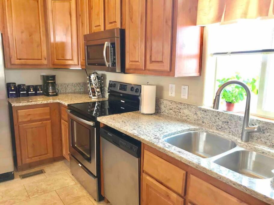 Local View Pet Friendly Boat Parking Close To Antelope Canyon Horseshoebend Page Exterior foto